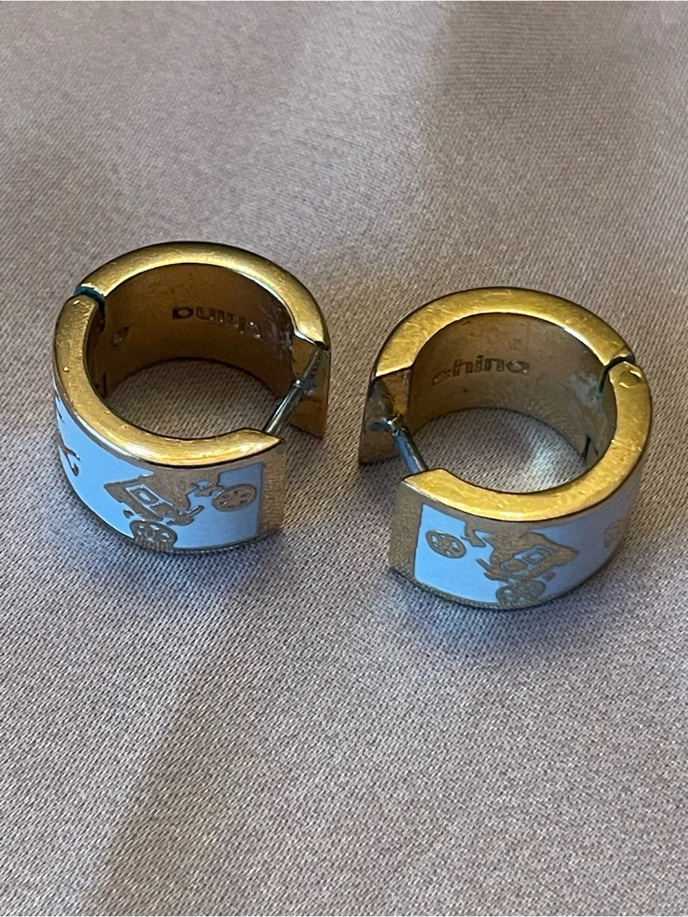 Coach – Enamel Horse & Carriage Huggie Hoop Earrings – White/Gold - Picture 2 of 4